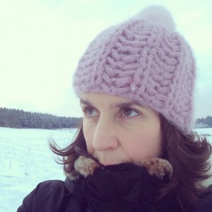 Rosa XXL Mütze mit Kunstfellbommel