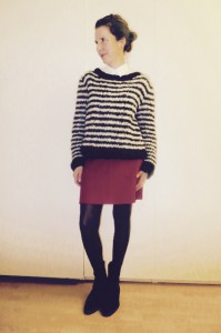 Streifenpulli und roter Rock 1