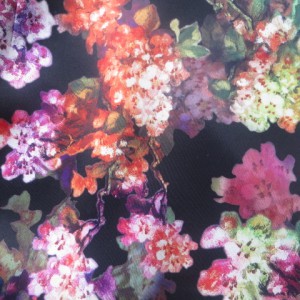 Geblümter Scuba auf schwarzem Grund