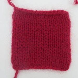 LOTILDA Maschenprobe zur roten Strickjacke