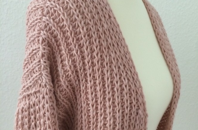 LOTILDA Anleitung kurze Strickjacke im Halbpatent Seite nah