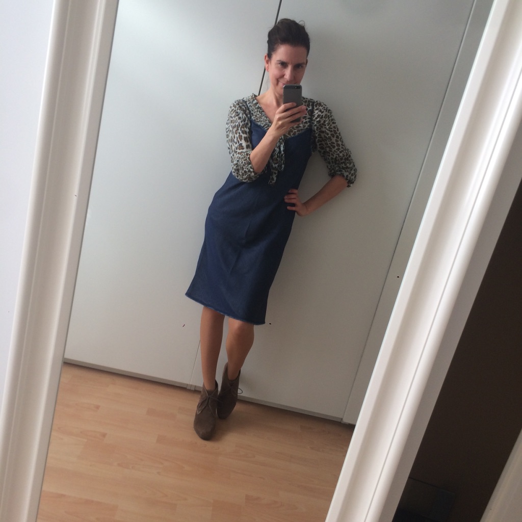 LOTILDA Schluppenbluse mit Spaghettiträger Kleid Burda 114A-092013-DL aus Jeansstoff