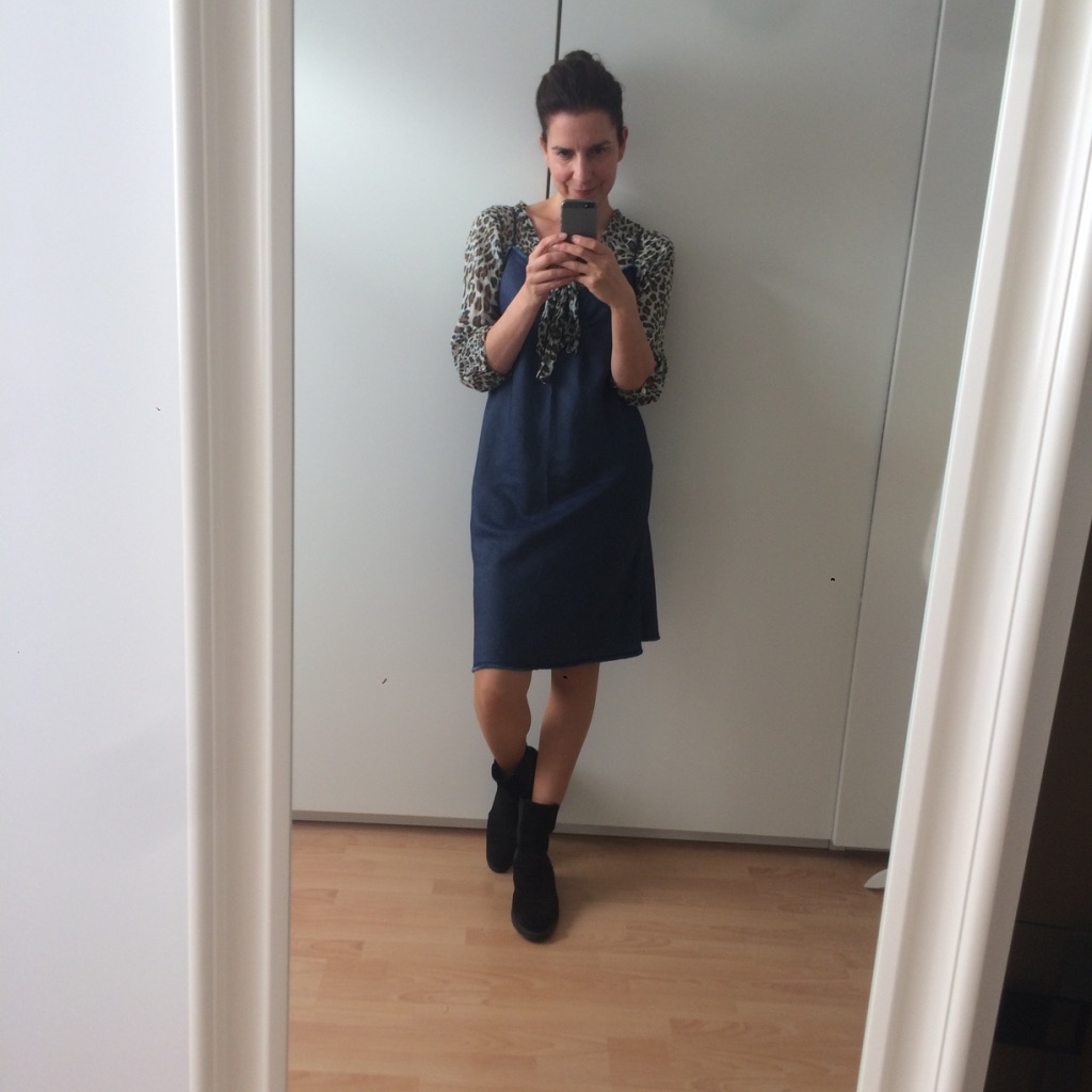 LOTILDA Schluppenbluse mit Spaghettiträger Kleid Burda 114A-092013-DL aus Jeansstoff