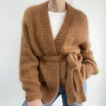 Strickanleitung JONA Cardigan in goldbraun mit Gürtel