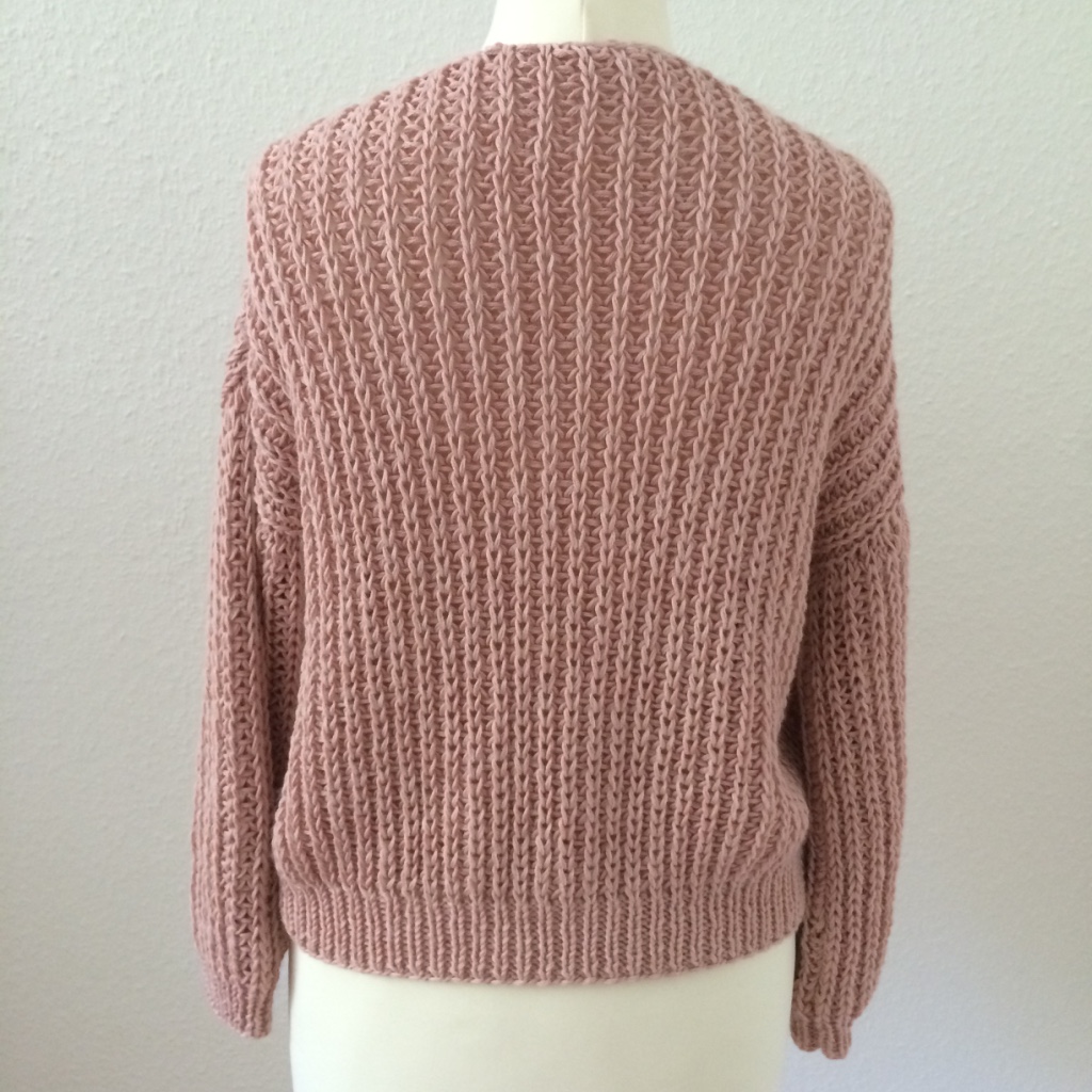 LOTILDA Anleitung kurze Strickjacke im Halbpatent hinten